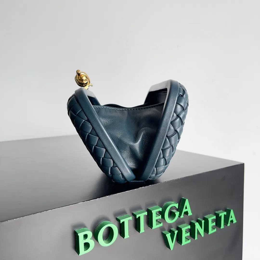 Batch 1860 BV Knot | The classic return of the evening bag. Original leather ➕ Stainless steel hardware ➕ 24k real gold plating ➕ Fully handmade. Those who know the history of our brand should have heard that the knot is a story of Bottega Veneta, and it is also one of the more important design elements. Matthieu Blazy's work this season sublimates Knot's classics, with a new knot design and a woven shoulder strap, plus Fouland Intreccio's weaving technology, adding some fashion to the retro and nostalgic feel of the past. Style number: 717622 Size: 20.5*6*12.5
